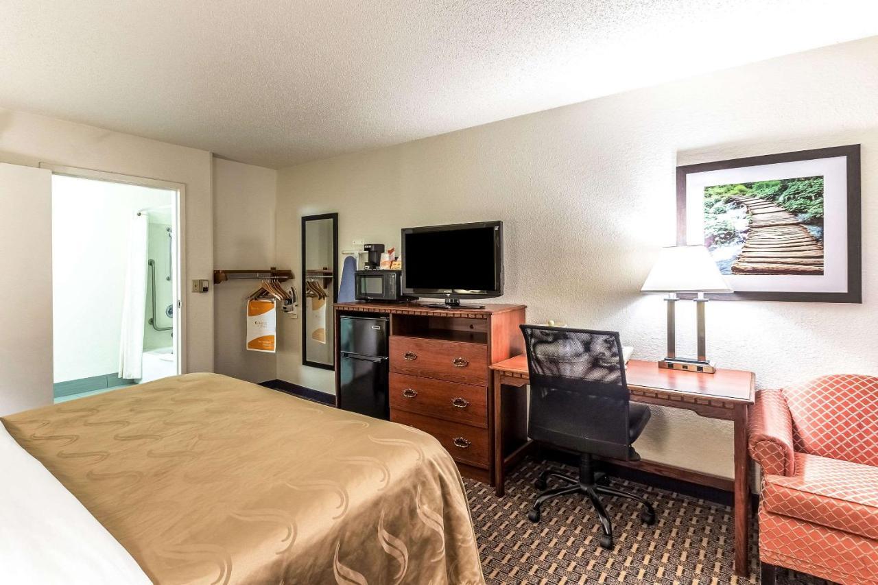 Quality Inn Milwaukee- ブルックフィールド エクステリア 写真