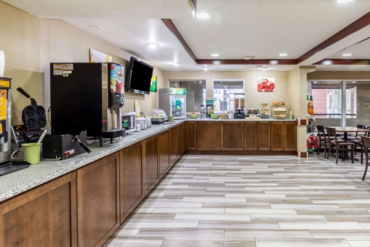 Quality Inn Milwaukee- ブルックフィールド エクステリア 写真