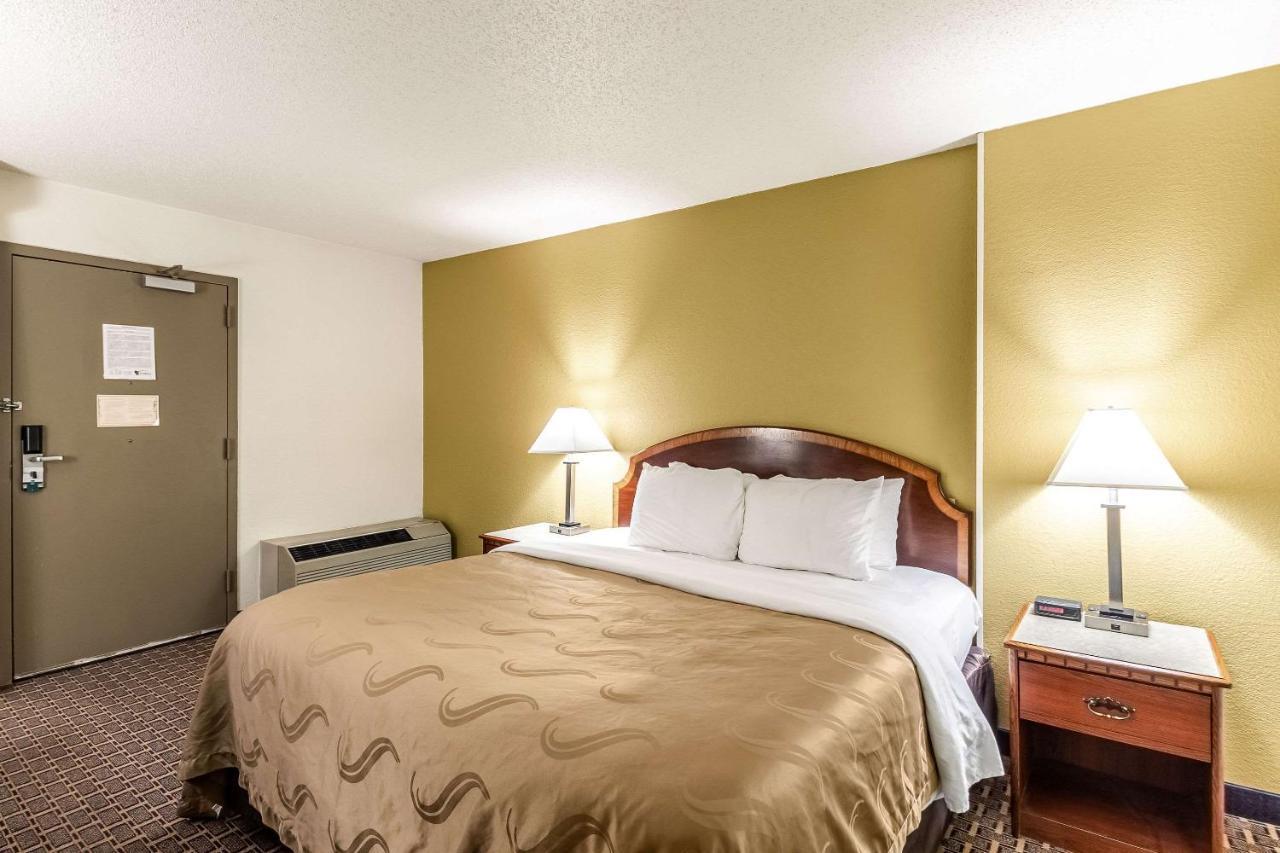Quality Inn Milwaukee- ブルックフィールド エクステリア 写真
