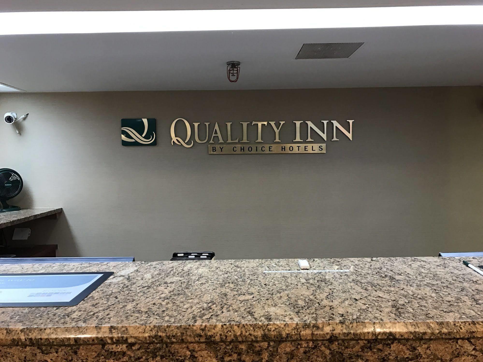 Quality Inn Milwaukee- ブルックフィールド エクステリア 写真