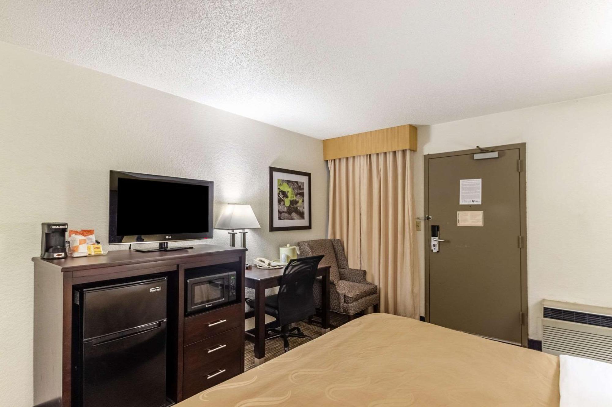 Quality Inn Milwaukee- ブルックフィールド エクステリア 写真