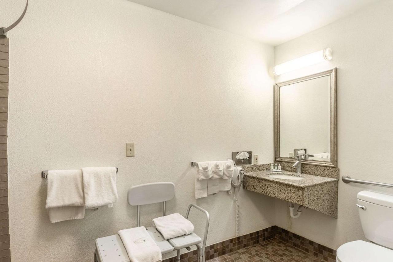Quality Inn Milwaukee- ブルックフィールド エクステリア 写真